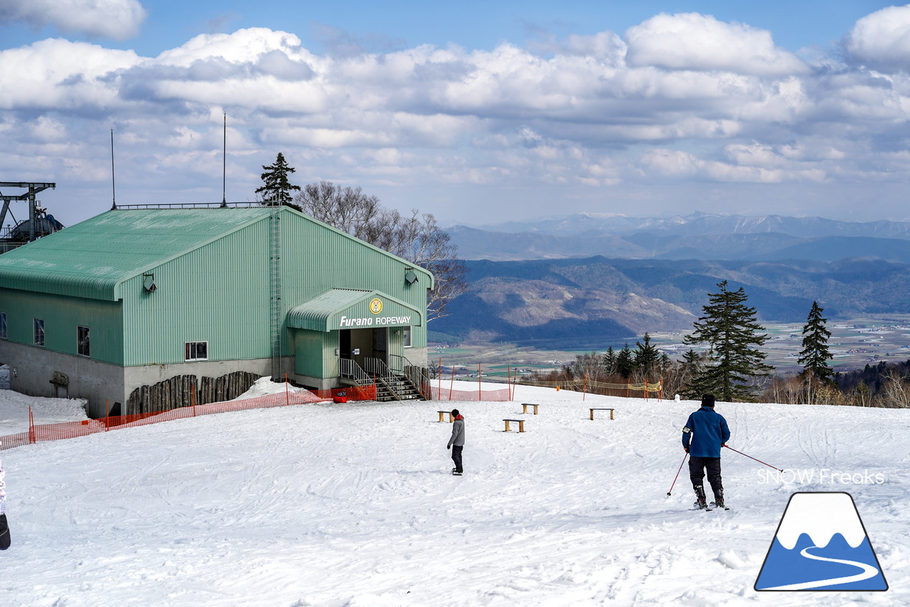 富良野スキー場 のんびりとした雰囲気漂う春のゲレンデ。そこに、サプライズゲスト・プロスキーヤー山木匡浩さん登場！